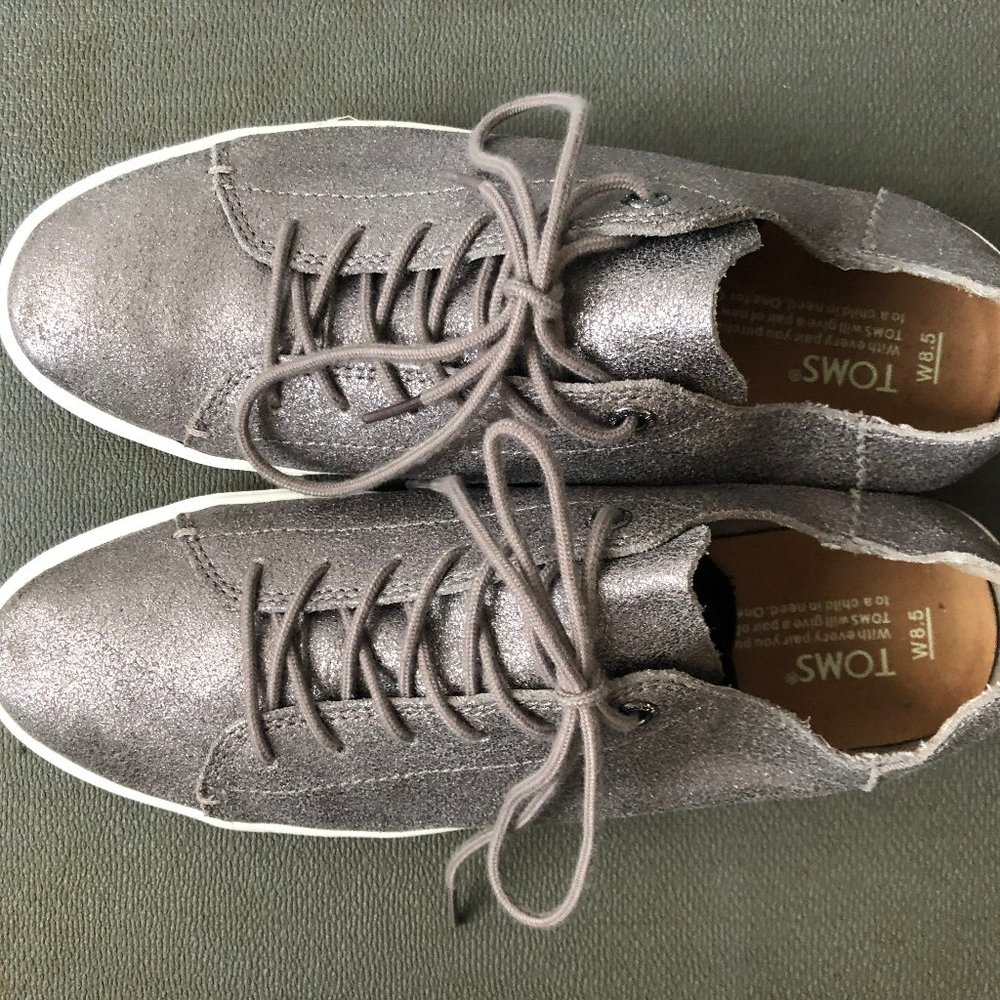 Tom's 100% Leather Metallic Greige Sneaker, Size 8.5